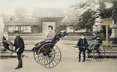 お寺の前にある「神力社」、1880年頃（手塗りの卵白をカードに印刷） 作： Japanese Photographer